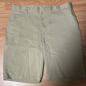 Tan Slazenger golf shorts size 34.